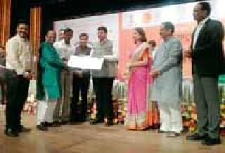 Shendurajana Palikela gets 25 crores prize | शेंदूरजना पालिकेला अडीच कोटींचा पुरस्कार Shendurajana Palikela gets 25 crores prize | शेंदूरजना पालिकेला अडीच कोटींचा पुरस्कार