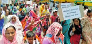 The slum dwellers went to the Collector's office | झोपडपट्टीवासीय जिल्हाधिकारी कार्यालयावर धडकले The slum dwellers went to the Collector's office | झोपडपट्टीवासीय जिल्हाधिकारी कार्यालयावर धडकले