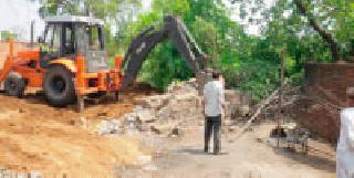 Bulldozer on the encroachers in Desaiiganj city | देसाईगंज शहरातील अतिक्रमणावर चालला बुलडोजर Bulldozer on the encroachers in Desaiiganj city | देसाईगंज शहरातील अतिक्रमणावर चालला बुलडोजर