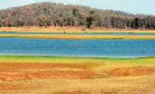 Lack of water from the reservoir | जलाशयातील पाण्याची नासाडी Lack of water from the reservoir | जलाशयातील पाण्याची नासाडी