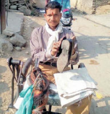 The struggle for survival of the disabled | अपंग हेमंतची जगण्यासाठी धडपड The struggle for survival of the disabled | अपंग हेमंतची जगण्यासाठी धडपड