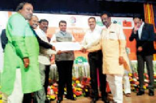 Umkhed Palaikala gets two crores award | उमरखेड पालिकेला दोन कोटींचा पुरस्कार Umkhed Palaikala gets two crores award | उमरखेड पालिकेला दोन कोटींचा पुरस्कार