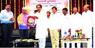 Increasing distance between doctors and patients is worrisome | डॉक्टर आणि रुग्णांमधील वाढते अंतर चिंताजनक Increasing distance between doctors and patients is worrisome | डॉक्टर आणि रुग्णांमधील वाढते अंतर चिंताजनक