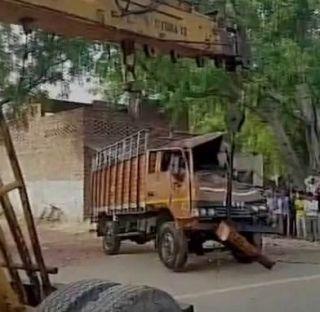 14 people died due to nudity of the driver | ड्रायव्हरच्या डुलकीमुळे 14 जणांचा मृत्यू 14 people died due to nudity of the driver | ड्रायव्हरच्या डुलकीमुळे 14 जणांचा मृत्यू