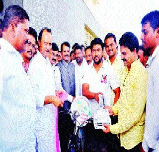 Message from cycle to save water | पाणी बचतीसाठी सायकलवरून संदेश Message from cycle to save water | पाणी बचतीसाठी सायकलवरून संदेश