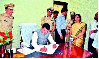 The Chief Minister of the police officer's chair! | पोलिस अधिकाऱ्याच्या खुर्चीत बसले मुख्यमंत्री! The Chief Minister of the police officer's chair! | पोलिस अधिकाऱ्याच्या खुर्चीत बसले मुख्यमंत्री!