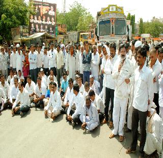 Stop Pathard Road to inquire about purchase of tur | तूर खरेदी गैरव्यवहाराच्या चौकशीसाठी पाथर्डीत रास्ता रोको Stop Pathard Road to inquire about purchase of tur | तूर खरेदी गैरव्यवहाराच्या चौकशीसाठी पाथर्डीत रास्ता रोको