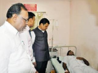 The Chief Minister of the injured jawans took the gift | जखमी जवानांची मुख्यमंत्र्यांनी घेतली भेट The Chief Minister of the injured jawans took the gift | जखमी जवानांची मुख्यमंत्र्यांनी घेतली भेट