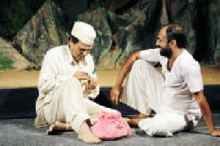 Handsome depiction of women's distress and power | महिलांची व्यथा अन् सामर्थ्याचे हृदयस्पर्शी चित्रण Handsome depiction of women's distress and power | महिलांची व्यथा अन् सामर्थ्याचे हृदयस्पर्शी चित्रण