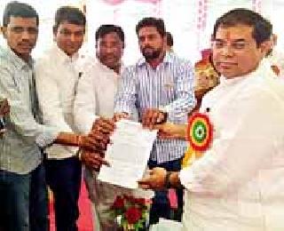 Give the status of the bus to the bus station | तिवसा बसस्थानकाला आगाराचा दर्जा द्या Give the status of the bus to the bus station | तिवसा बसस्थानकाला आगाराचा दर्जा द्या