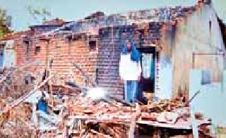 Fire burnt the house | आगीत घर जळून खाक Fire burnt the house | आगीत घर जळून खाक