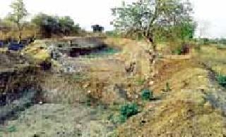 The cement bundle | सिमेंट बंधाऱ्यांची दैना The cement bundle | सिमेंट बंधाऱ्यांची दैना