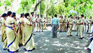 Police encircle the police officer's office due to fear of gherao | घेरावाच्या भीतीने जिल्हाधिकारी कार्यालयाला पोलिसांचा वेढा Police encircle the police officer's office due to fear of gherao | घेरावाच्या भीतीने जिल्हाधिकारी कार्यालयाला पोलिसांचा वेढा