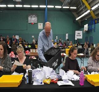 The party's lead in the local elections | स्थानिक निवडणुकीत हुजूर पक्षाची आघाडी The party's lead in the local elections | स्थानिक निवडणुकीत हुजूर पक्षाची आघाडी