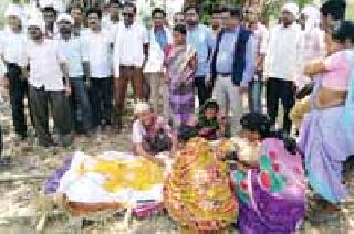 At the office of the forest department reached the end of the funeral | जळाऊ लाकडांसाठी अंत्ययात्रा पोहोचली वन विभागाच्या कार्यालयात At the office of the forest department reached the end of the funeral | जळाऊ लाकडांसाठी अंत्ययात्रा पोहोचली वन विभागाच्या कार्यालयात