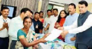 Railway Land Acquisition Wage Distribution at the hands of Chief Minister | मुख्यमंत्र्यांच्या हस्ते रेल्वे भूसंपादन मोबदला वितरण Railway Land Acquisition Wage Distribution at the hands of Chief Minister | मुख्यमंत्र्यांच्या हस्ते रेल्वे भूसंपादन मोबदला वितरण