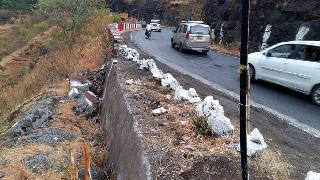 Wicha Ghat leads to the accident! | वाईचा घाट ठरतोय अपघातांची वाट !