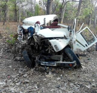 Gadchiroli truck and Max catches fire, 6 others killed on the spot | गडचिरोलीत ट्रक आणि मॅक्समध्ये भीषण अपघात, 6 जण जागीच ठार