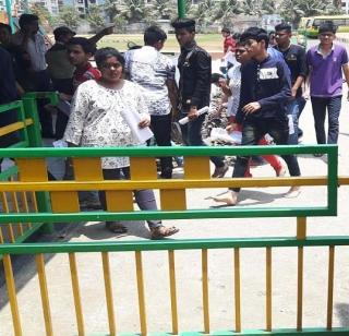 Screams on the heat of the testers; Examination barean in Bharinder's examination center | उन्हाचे परीक्षार्थींच्या पायाला चटके; भार्इंदरच्या परीक्षा केंद्रात परीक्षार्थी अनवाणी Screams on the heat of the testers; Examination barean in Bharinder's examination center | उन्हाचे परीक्षार्थींच्या पायाला चटके; भार्इंदरच्या परीक्षा केंद्रात परीक्षार्थी अनवाणी