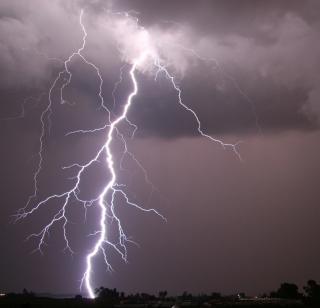 Electricity killed two young people | वीज पडून दोन तरुणांचा मृत्यू Electricity killed two young people | वीज पडून दोन तरुणांचा मृत्यू