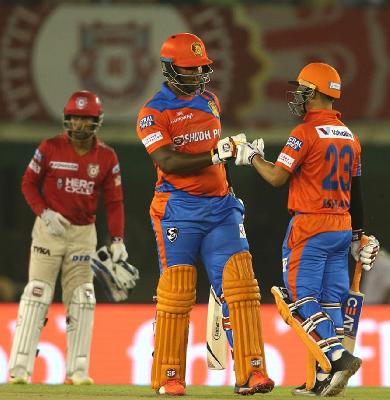 Gujarat's betting match in terms of conditions | अटीतटीच्या लढतीत गुजरातची बाजी