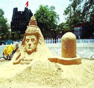 In the Shiva temple, the sculpture of art works | शिव मंदिरात कोरली कलाविष्कारांची झालर