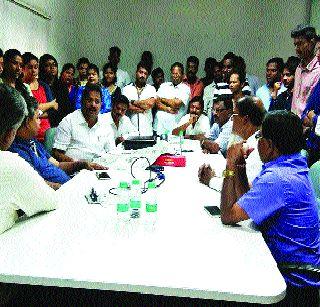 Allotment of villagers | ग्रामस्थांचा अधिकाऱ्यांना घेराव Allotment of villagers | ग्रामस्थांचा अधिकाऱ्यांना घेराव