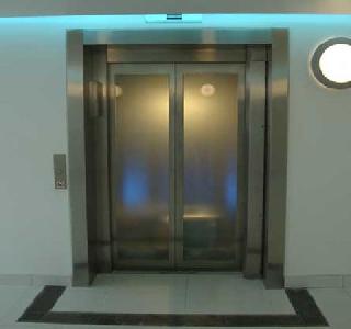 Lifting in the lift, Chimurdi's life is alive | लिफ्टमध्ये डोकावणे चिमुरडीच्या जिवावर बेतले