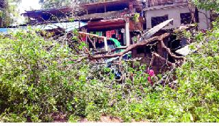 Banda Dzshrotila hit by storm | बांदा दशक्रोशीला वादळाचा तडाखा Banda Dzshrotila hit by storm | बांदा दशक्रोशीला वादळाचा तडाखा