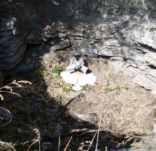 Farmer's fasting in dry well | कोरड्या विहिरीत शेतकऱ्याचे उपोषण Farmer's fasting in dry well | कोरड्या विहिरीत शेतकऱ्याचे उपोषण