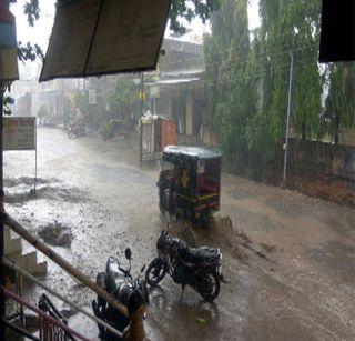 Heavy rain in Yaval taluka | वळवाच्या पावसाची यावल तालुक्यात हजेरी