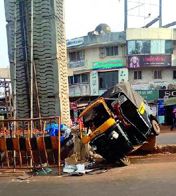 Rickshaw pulls up: Two killed | रिक्षाची कठड्याला धडक : दोन ठार Rickshaw pulls up: Two killed | रिक्षाची कठड्याला धडक : दोन ठार