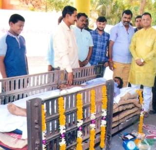 Blood donation in Islam's cemetery | इस्लामपुरात स्मशानभूमीत रक्तदान