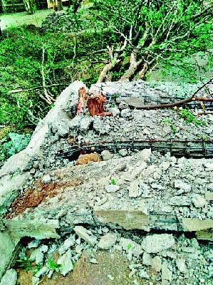 Crush the storm in the storm | वादळात कमान जमीनदोस्त