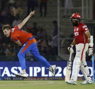 Amalal Gujarat has a huge fortune | आमलाच्या शतकावर गुजरात पडले भारी Amalal Gujarat has a huge fortune | आमलाच्या शतकावर गुजरात पडले भारी