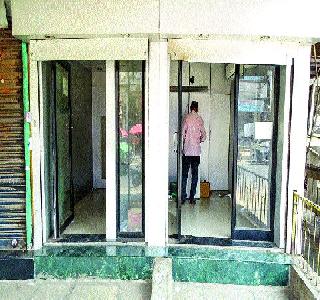Ram Bharose, the security system of ATM centers | एटीएम केंद्रांची सुरक्षाव्यवस्था रामभरोसे Ram Bharose, the security system of ATM centers | एटीएम केंद्रांची सुरक्षाव्यवस्था रामभरोसे