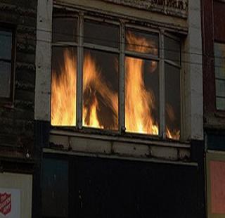 Fire on the flat in the flat; 5 lakhs loss | सुप्यात फ्लॅटला आग; ५ लाखांचे नुकसान Fire on the flat in the flat; 5 lakhs loss | सुप्यात फ्लॅटला आग; ५ लाखांचे नुकसान