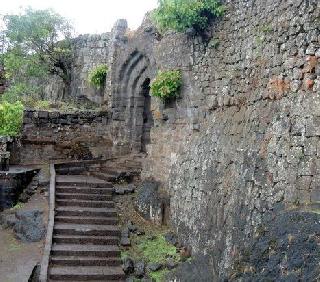 The girl commits suicide by jumping from Ajinkya Fort on the fort | अजिंक्यतारा किल्ल्यावरून उडी मारुन तरुणीची आत्महत्या The girl commits suicide by jumping from Ajinkya Fort on the fort | अजिंक्यतारा किल्ल्यावरून उडी मारुन तरुणीची आत्महत्या