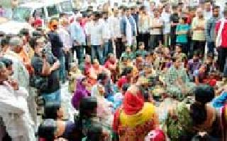 Women opened fire on the liquor shop | दारू दुकान उघडण्याचा डाव महिलांनी उधळला Women opened fire on the liquor shop | दारू दुकान उघडण्याचा डाव महिलांनी उधळला