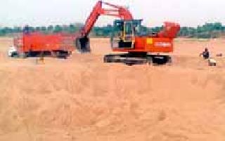 How many more victims of the road traffic? | रेतीच्या राजरोस वाहतुकीचे आणखी किती बळी?