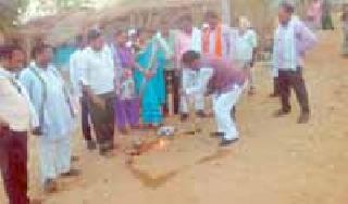 Bhimipujan of the construction of the cement road | सिमेंट रस्ता बांधकामाचे भूमिपूजन