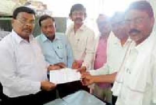 Electricity looms with rural citizens | विजेच्या लंपडावाने ग्रामीण नागरिक त्रस्त Electricity looms with rural citizens | विजेच्या लंपडावाने ग्रामीण नागरिक त्रस्त