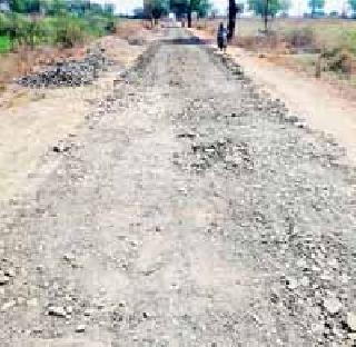 Gaudabangal for construction of a cost of Rs.91 lakh | महागावातील ९१ लाखांच्या रस्ता बांधकामाचे गौडबंगाल Gaudabangal for construction of a cost of Rs.91 lakh | महागावातील ९१ लाखांच्या रस्ता बांधकामाचे गौडबंगाल