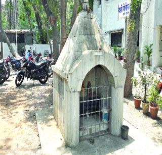 Unauthorized religious sites built by the police | पोलिसांनीच उभारली अनधिकृत धार्मिक स्थळे