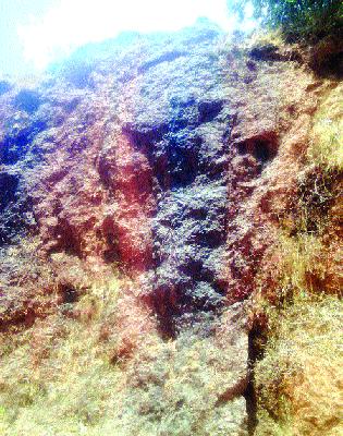 Invitation to accidents near the cast area | कास सांडव्याजवळील कडा देतोय अपघातांना निमंत्रण Invitation to accidents near the cast area | कास सांडव्याजवळील कडा देतोय अपघातांना निमंत्रण