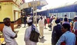 Sale of illegal food items at Badnera railway station | बडनेरा रेल्वे स्थानकावर अवैध खाद्यपदार्थांची विक्री Sale of illegal food items at Badnera railway station | बडनेरा रेल्वे स्थानकावर अवैध खाद्यपदार्थांची विक्री