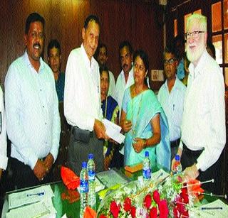 Tractor facility for government work transport in Matheran | माथेरानमध्ये शासकीय कामांच्या वाहतुकीसाठी ट्रॅक्टर सुविधा Tractor facility for government work transport in Matheran | माथेरानमध्ये शासकीय कामांच्या वाहतुकीसाठी ट्रॅक्टर सुविधा