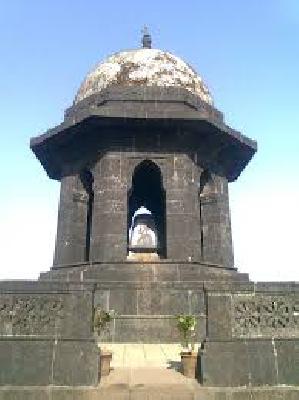 Water from Jalgaon to five gates along the Himalayas | हिमालयसह पाच गडावरून जलाभिषेकासाठी पाणी Water from Jalgaon to five gates along the Himalayas | हिमालयसह पाच गडावरून जलाभिषेकासाठी पाणी