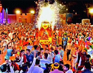 Rakmini Swayam ceremony in the Sadguru festival | सद्गुरू महोत्सवात रंगला रुक्मिणी स्वयंवर सोहळा Rakmini Swayam ceremony in the Sadguru festival | सद्गुरू महोत्सवात रंगला रुक्मिणी स्वयंवर सोहळा