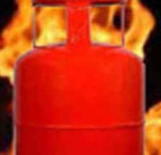 The death of the girl in the cylinder blast | सिलिंडर स्फोटात युवतीचा मृत्यू The death of the girl in the cylinder blast | सिलिंडर स्फोटात युवतीचा मृत्यू